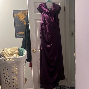 Size 18 formal purple dress never worn brand new.